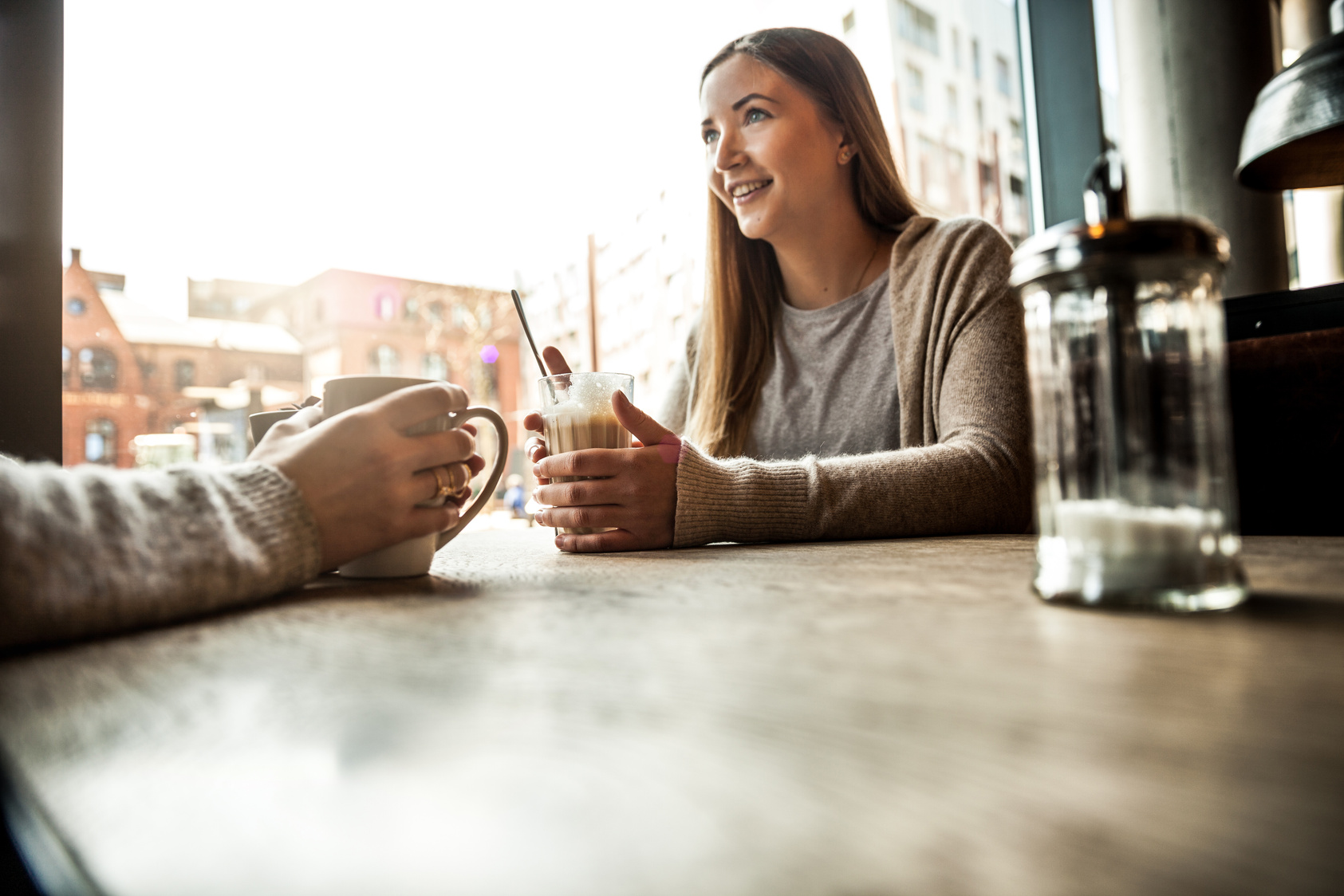 Friends chill in a cafe